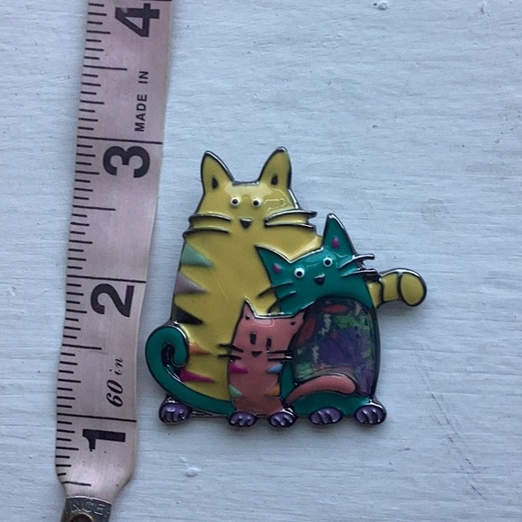 Brooch with three kittie cats  amazing colors - Picture 1 of 4